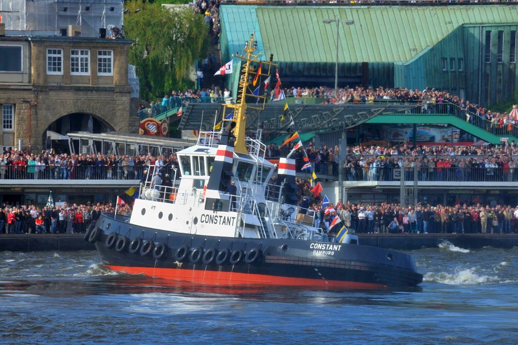 Widowiskowy ''balet holowników'' podczas Hafen Hafengeburtstag - największego festiwalu portowego na świecie Widowiskowy ''balet holowników'' podczas Hafen Hafengeburtstag - największego festiwalu portowego na świecie
