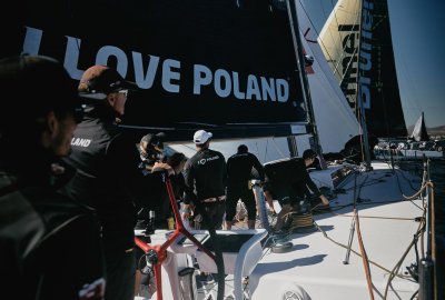 PFN: jacht I Love Poland płynie w regatach transatlantyckich