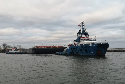 Po długim postoju w Gdyni barka morska w drodze do Turcji, będzie pływającą elektrownią...