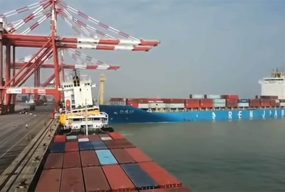 Poważna kolizja kontenerowców w chińskim terminalu [VIDEO]