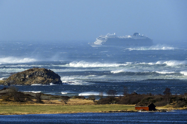 Ewakuacja z wycieczkowca Viking Sky po utracie napędu w sztormie na wodach Norwegii
