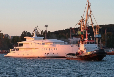 Kadłub superjachtu z Damen Shipyards Gdynia holowany do Holandii