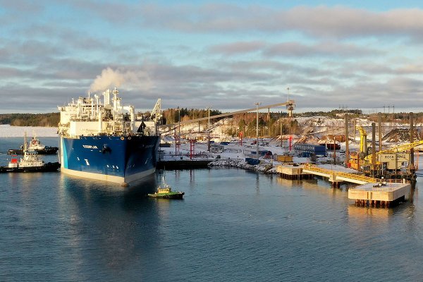 Do portu Inkoo w Finlandii przybył pływający terminal LNG; pozwoli na zastąpienie gazu ...