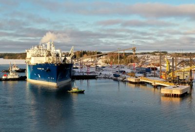 Do portu Inkoo w Finlandii przybył pływający terminal LNG; pozwoli na zastąpienie gazu ...