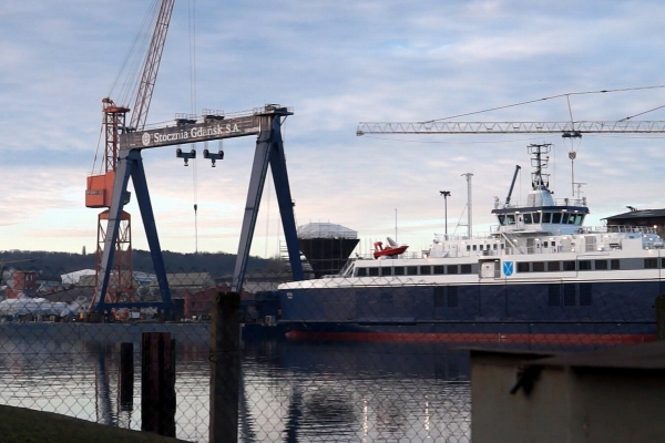 Wielka suwnica wjechała do stoczni Remontowa Shipbuilding [VIDEO]