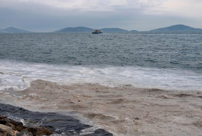 Turcja zaczęła akcję usuwania śluzu na Morzu Marmara
