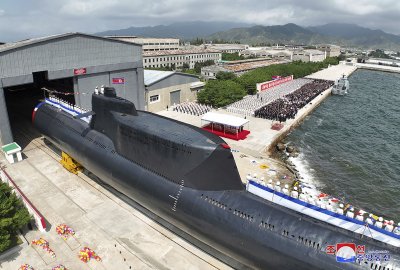 Państwowe media Korei Północnej pokazały nowy okręt podwodny zdolny do a...