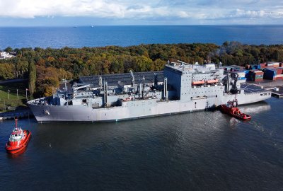 Duży amerykański okręt zaopatrzeniowy w porcie Gdańsk