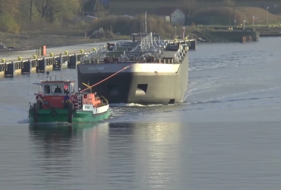 Z Płocka do Gdańska - przyholowano kadłub zbiornikowca [VIDEO]