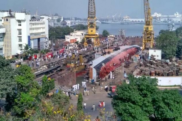 Poważny wypadek podczas wydokowania okrętu w Indiach
