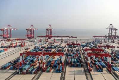 W Chinach otwarto największy na świecie zautomatyzowany terminal portowy...