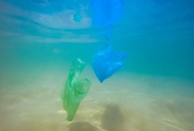 KE chce ograniczyć liczbę plastikowych śmieci, które trafiają do mórz...