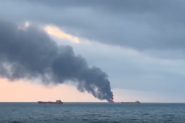 Płoną dwa statki w Cieśninie Kerczeńskiej [VIDEO]