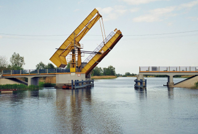 Pomorskie: Żegluga na rzece Szkarpawie wstrzymana po awarii mostu w Rybinie