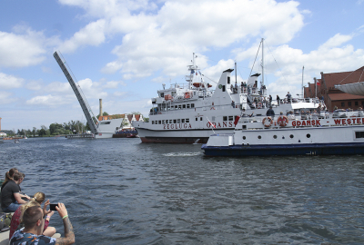 W Gdańsku rozpoczął się proces kapitana statku, który przepłynął tuż pod opuszczaną kła...