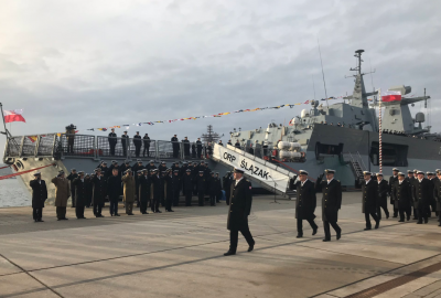 Na ORP Ślązak podniesiono banderę wojenną i proporzec Marynarki Wojennej...