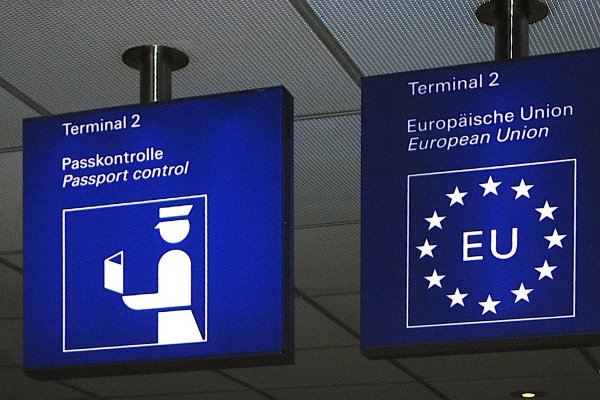 UE: KE przedstawia wytyczne w sprawie przekraczania granic przez pracowników