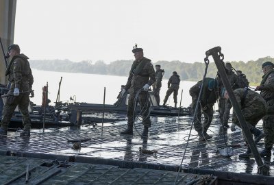 Wojsko buduje most pontonowy