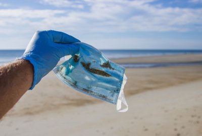 Wielka Brytania: Na co trzeciej plaży zużyte maseczki i środki ochrony osobistej