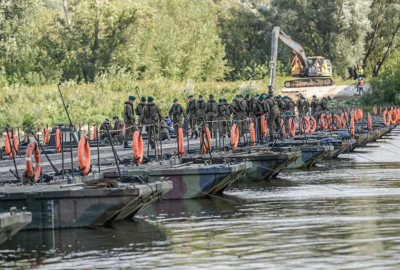 Trwają próby obciążeniowe mostu pontonowego na Wiśle