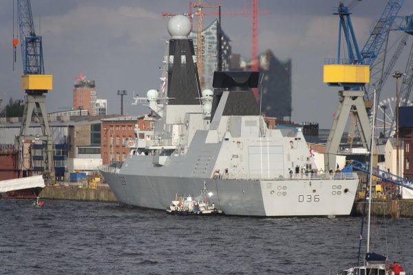 BBC: ponad 20 samolotów i dwa rosyjskie okręty podążały za HMS Defender