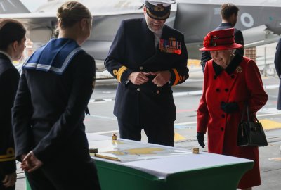 W. Brytania: Królowa wizytowała nowy lotniskowiec przed jego pierwszą misją