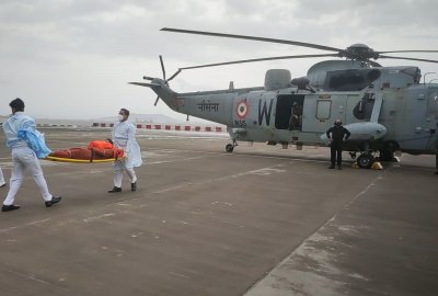 Indyjska marynarka wojenna poszukuje 78 osób z barki, która zatonęła u wybrzeży Bombaju...