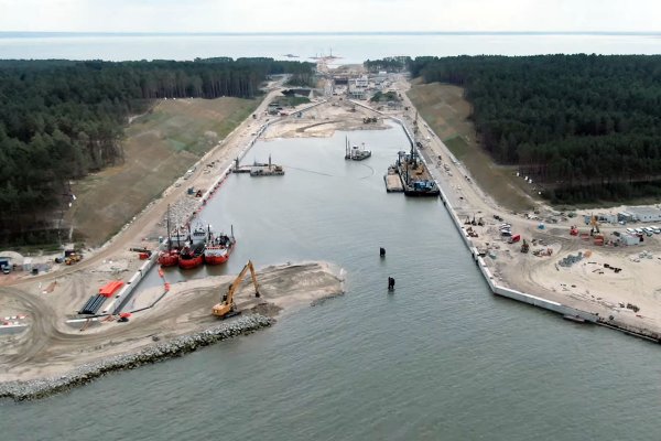 Testy drugiego mostu na budowie kanału przez Mierzeję