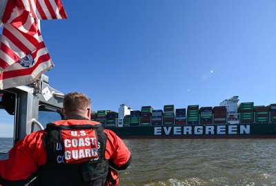 Statek Evergreen na mieliźnie w USA blisko rocznicy zablokowania kanału Sueskiego przez...