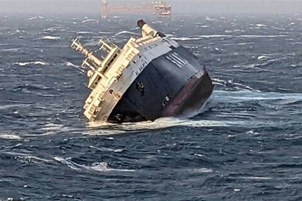 Jedna osoba zaginęła po zatonięciu pojazdowca na wzburzonym morzu u wybrzeży Iranu