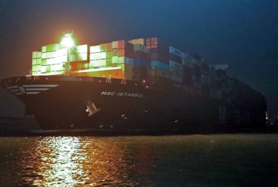 Na dwie godziny w Kanale Sueskim ugrzązł kontenerowiec
