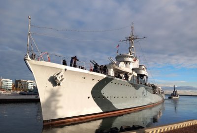 ORP Błyskawica odholowany do portu wojennego w Gdyni
