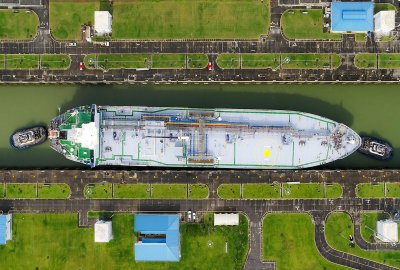 Armator płaci 2,4 miliona dolarów na aukcji za przejście statku przez Kanał Panamski .....