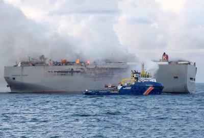 Jedna osoba zginęła, kilka zostało rannych w pożarze statku wywołanym przez samochód el...