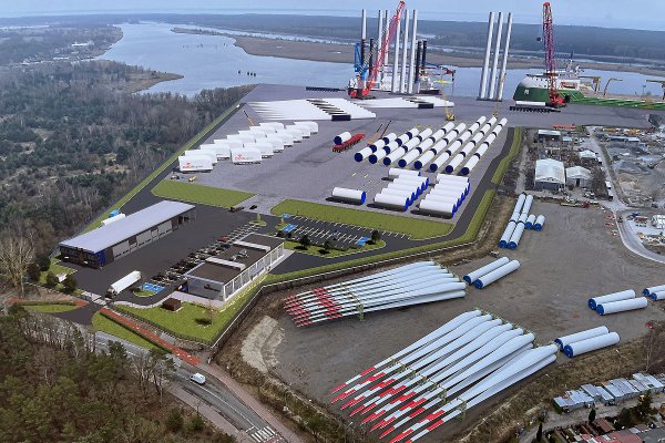 Budowa Terminalu Instalacyjnego morskich farm wiatrowych w Świnoujściu zgodnie z planem...