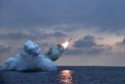 Kim Dzong Un nadzorował test pocisków manewrujących wystrzeliwanych z okrętu podwodnego...