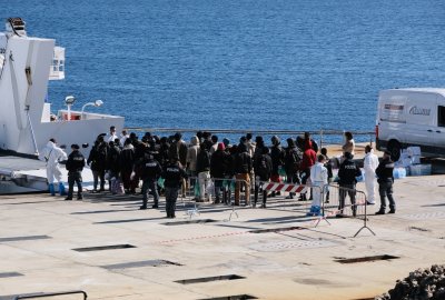 Włochy: Kolejny dzień napływu setek migrantów na wyspę Lampedusa