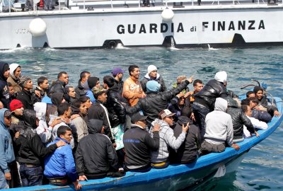 Włochy: 340 migrantów na pokładzie sześciu łodzi przypłynęło na Lampedus...