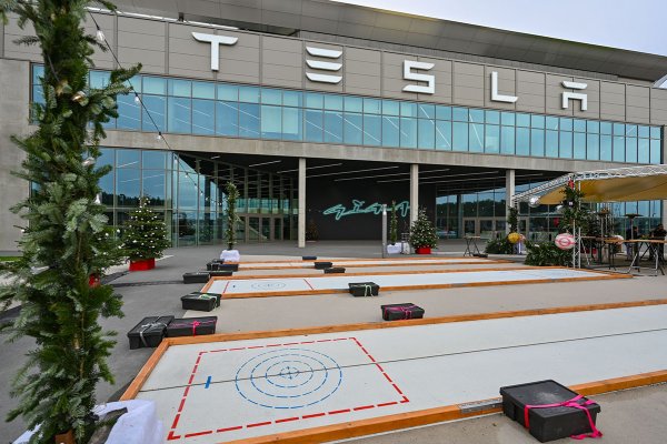 Tesla wznawia produkcję w Niemczech po zakłóceniach dostaw przez sytuację na Morzu Czer...