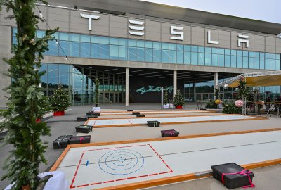 Tesla wznawia produkcję w Niemczech po zakłóceniach dostaw przez sytuacj...