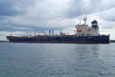 Nietypowa dostawa w porcie Gdynia - 38 tys. ton oleju napędowego i …dwóch rozbitków...