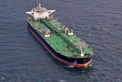 Operacja przeładunku rosyjskiej ropy na Zatoce Gdańskiej ze statku z awarią na inny tan...