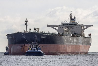 Duży zbiornikowiec po awarii napędu wprowadzono dzisiaj do Gdyni na remont