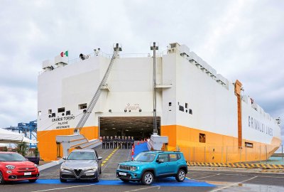 Samochody koncernu Fiat Chrysler płyną z Europy do USA statkami Grimaldi...