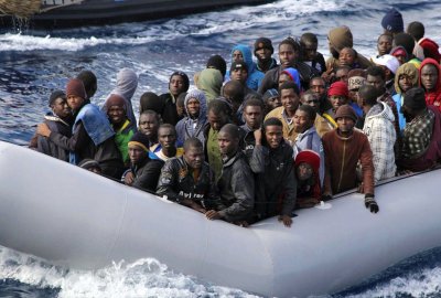 Migranci w kwarantannie na statkach u wybrzeży Włoch; rozmiary migracji