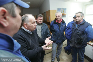 Krzysztof Fidura, szef Solidarności w SSN, rozmawia z delegacją pracowników Porty Transport