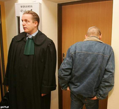 Miałem wyrzuty sumienia, że nie wezwaliśmy pomocy wcześniej - mówił na jednej z rozpraw Jacek T. (na zdjęciu odwrócony tyłem). Obok obrońca Edwarda P., mec. Jakub Łysakowski.