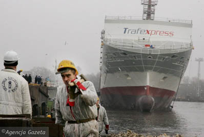 6 grudnia 2008. Wodowanie statku "Plyca". Wciąż trwają prace wykończeniowe na jednostce. Stoczniowcy chcą zbudować jeszcze jeden taki statek, co odsunęłoby w czasie grupowe zwolnienia