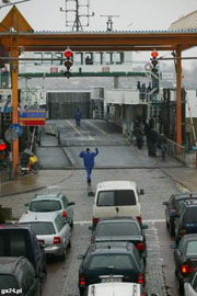  Kierowcy, z którymi wczoraj rozmawialiśmy przy przeprawie promowej są oburzeni. - Tyle lat stoimy w kolejkach! - mówi pan Marian.- Gdy wreszcie pojawiło się małe zielone światełko w sprawie tunelu, to politycy zaraz straszą nas płatnym tunelem.