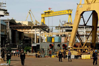 Wtej chwili apele o przedłużenie działalności Stoczni Szczecińskiej Nowa to jedynie gra polityczna ludzi, którzy próbują jeszcze zbić wyborczy kapitał na jej agonii. Czas forsowania ratunkowych pomysłów minął. Rząd rozmowy w tej sprawie z Komisją Europejską zakończył. Ustawa stoczniowa jest realizowana. Związki przystały na jej zapisy. Ta stocznia kolejnych statków nie wybuduje, bo nikt nie podejmie się ich finansowania w przededniu sprzedaży jej majątku. Wszystko w rękach inwestorów, którzy zechcą ten majątek kupić. Oby tacy się znaleźli.